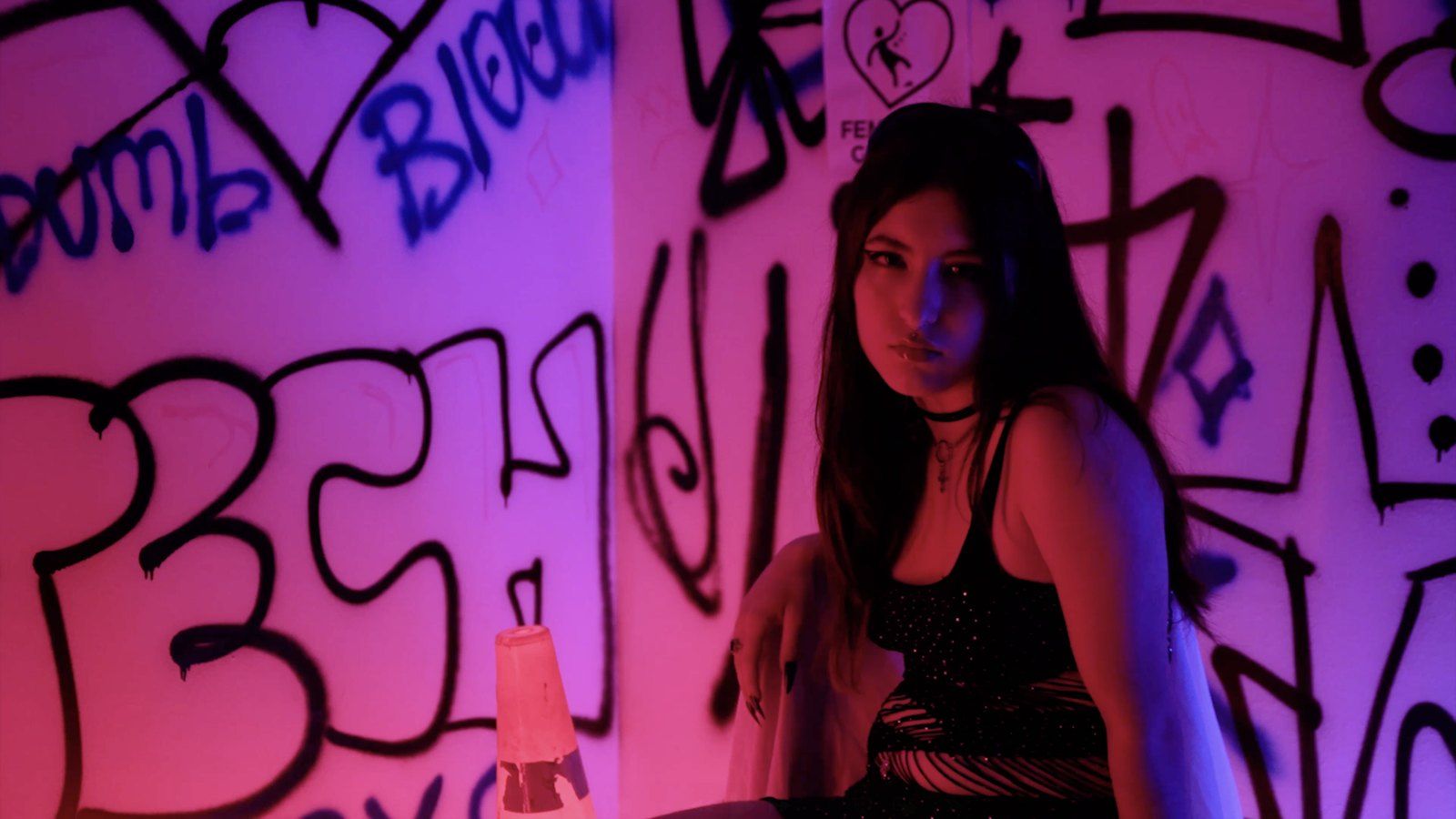 Femenine Groove — fotograma 1