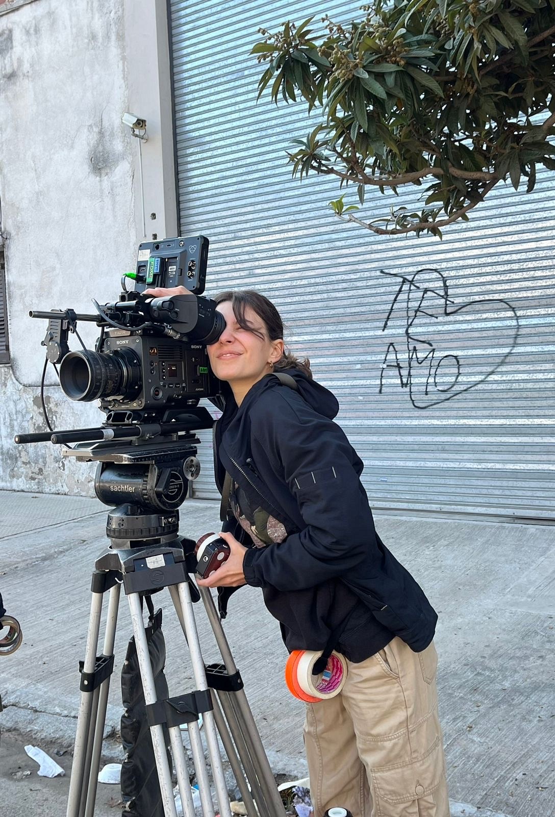 Aurora Malenchini filmando en la calle